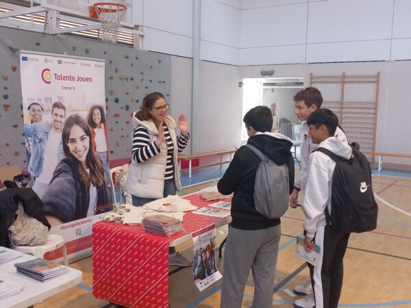Jóvenes atendiendo en el puesto de la Cámara de Comercio en el Opportunity Morning en Cañete la Real