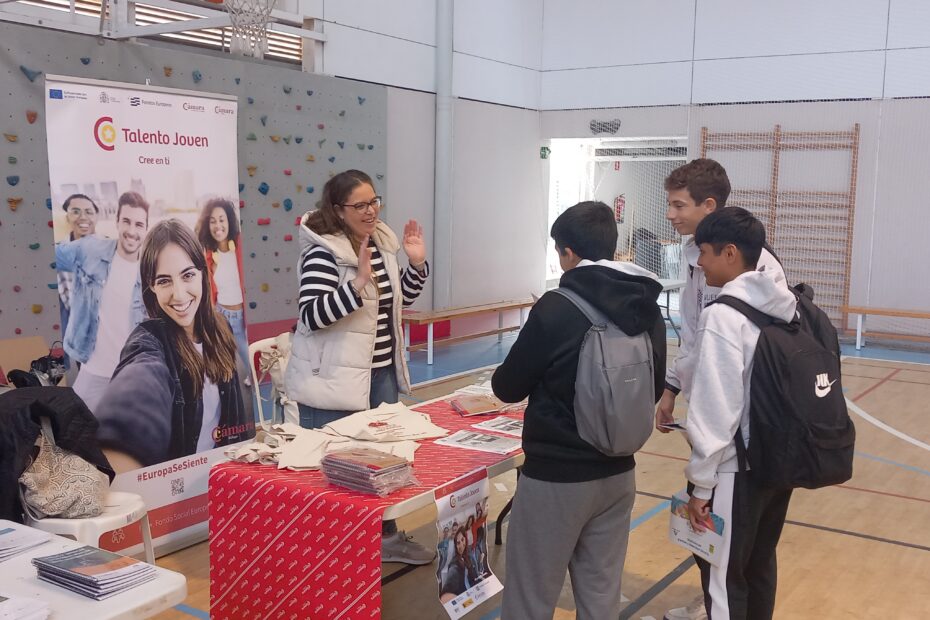 Jóvenes atendiendo en el puesto de la Cámara de Comercio en el Opportunity Morning en Cañete la Real