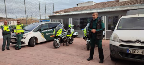 Guardia Civil explicando la demostración en el Opportunity Morning en Cañete la Real