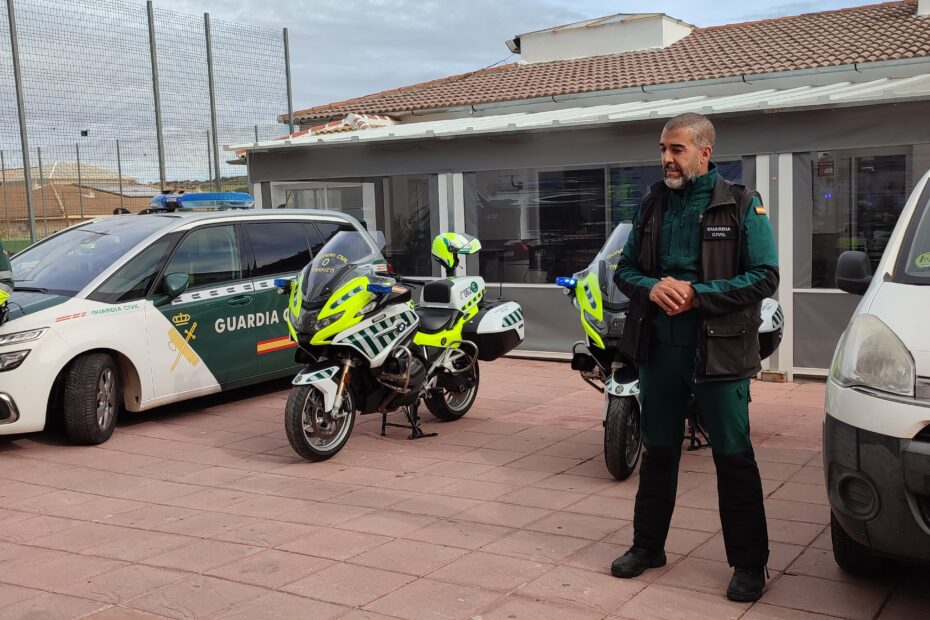 Guardia Civil explicando la demostración en el Opportunity Morning en Cañete la Real