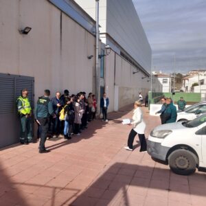 Guardia Civil realizando una explicación junto a los profesores de los jóvenes asistentes al Opportunity Morning en Cañete la Real