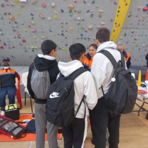 Gente joven en el puesto de Protección civil en el Opportunity Morning en Cañete la Real