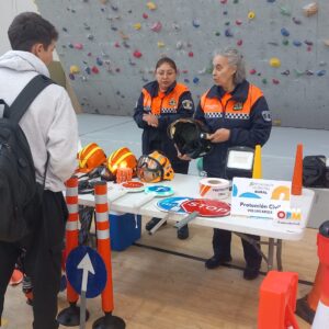 Gente en el puesto de Protección civil en en el Opportunity Morning en Cañete la Real