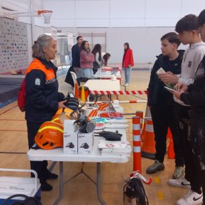 Jóvenes en el puesto de Protección civil en el Opportunity Morning en Cañete la Real