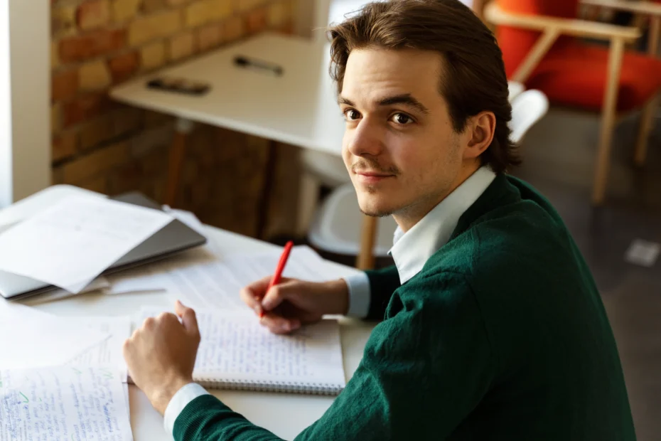 plano medio hombre corrigiendo errores gramaticales